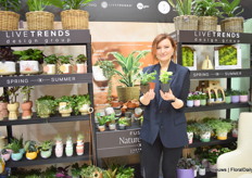 Livetrends won the design and trend award IPM Essen for the Botanist, a glass design meant for water roots. The other innovation they are presenting is the peat free plant. To make it a truly sustainable product they combined it with a hand made paper pot by female artists in Sri Lanka. In the picture Irina Schmidt presenting this concept.